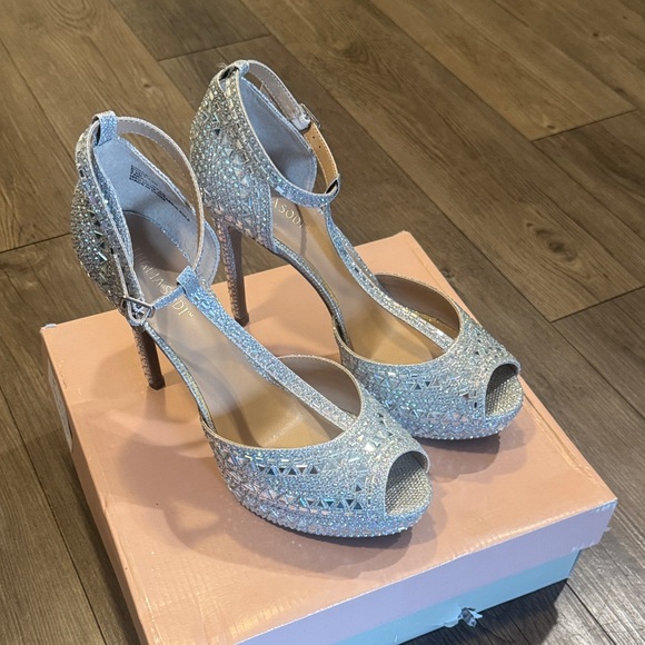 Thalia Sodi Shoes - 🆕 Gorgeous Thalia Sodi Silver Crystal T-Strap Peep-Toe Heels. New in Box!🎉